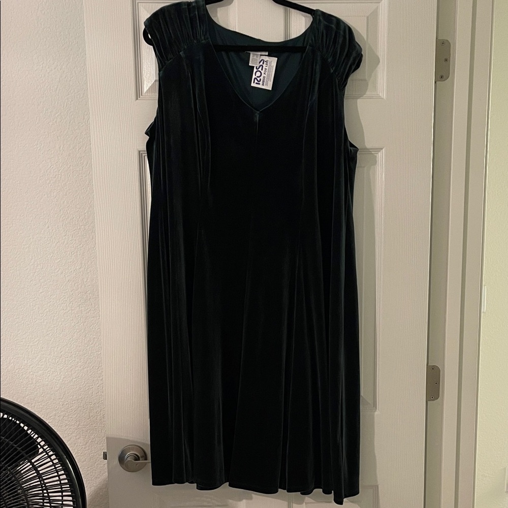Elegant Emerald Velvet Dress